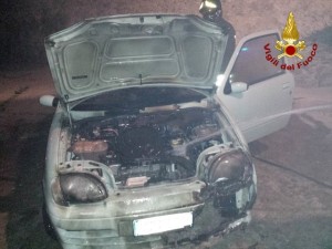 Auto in fiamme a Crotone (2)