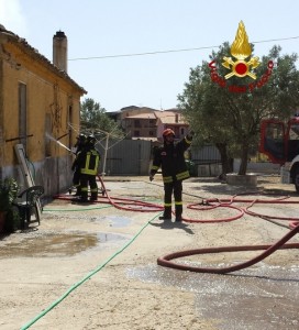 Incendio in casa a Cutro, crolla il tetto (1)
