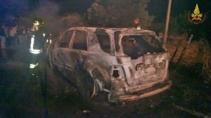 Auto in fiamme a Santa Caterina dello Jonio