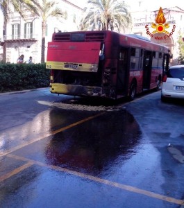 Autobus di linea urbana in fiamme a Catanzaro (3)
