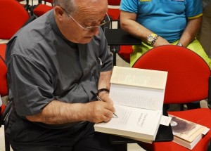Don Edoardo Scordio autografa libro