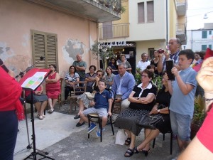 Letture a voce alta in piazza a Ciro' Marina (15)