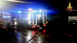 Incendio nella notte all'autoparco di Aimeri Servizi a Catanzaro (4)
