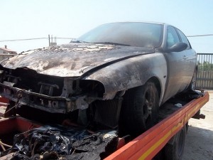 Isola Capo Rizzuto, incendiata l'auto del vicecomandante della Polizia Municipale (2)