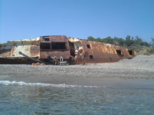 Barca abbandonata alla Marinella