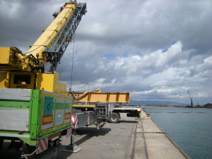 Peschereccio affondato a Corigliano, mezzi di recupero arrivano al porto (1)