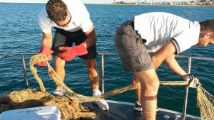 Sequestrata rete da pesca di 3500 metri a Crotone (1)