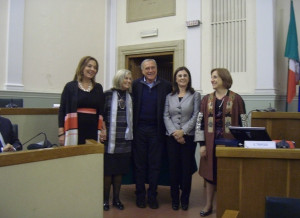 Maria Carmela Lanzetta, Elisabetta Tripodi, Giusi Nicolini, Carolina Girasole insieme a Pietro Grasso.