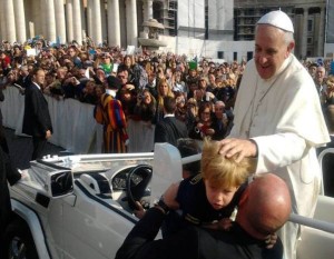 Papa Francesco abbraccia bimbo di Corigliano