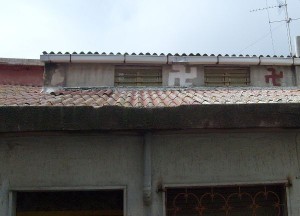 Svastiche sopra il tetto
