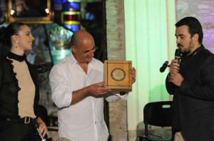 Mimmo Cavallaro riceve il premio dagli organizzatori