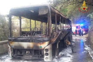 Autobus in fiamme