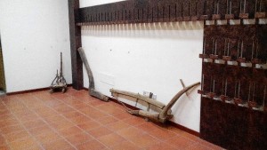 Serie di antichi aratri in legno sala bianchi