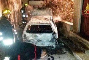 Auto in fiamme a Casabona