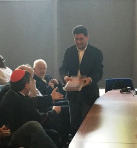 Vizza consegna libro ad Arcivescovo di Firenze