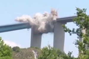 Esplosione controllata del viadotto Italia