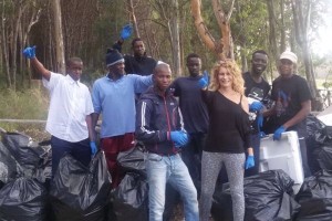 Immigrati ripuliscono la Pineta a Cirò Marina