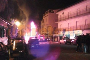 Auto in fiamme a Cirò Marina