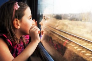 bambina_treno_finestrino