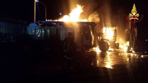 Camion rifiuti Derico in fiamme a Torre Melissa (1)