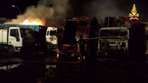 Camion rifiuti Derico in fiamme a Torre Melissa (2)