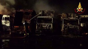 Camion rifiuti Derico in fiamme a Torre Melissa (3)