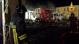 Camion rifiuti Derico in fiamme a Torre Melissa (4)