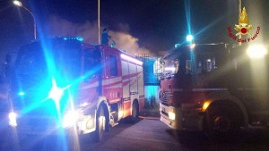 Camion rifiuti Derico in fiamme a Torre Melissa (6)