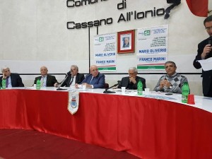 oliverio-a-cassano-con-marini-per-sostenere-le-ragioni-del-si-al-referendum2