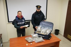 Carabinieri- 3 chili di marijuana in valigia, padre e figlio arrestati
