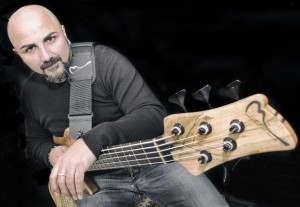 Il bassista calabrese Franco Marino al London Bass Guitar Show di Londra