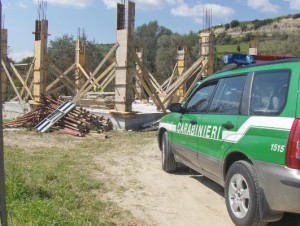 CarabinieriForestali Sequestrato fabbricato irregolare a Casabona