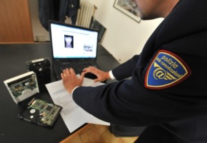 Video e foto pedopornografici nel computer, trentenne arrestato dalla Polizia