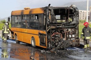 Autobus di linea in Fiamme a Lamezia Terme, nessun ferito