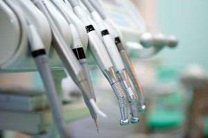 Dentista evasore totale e carenze igienico-sanitarie, chiuso studio dentistico
