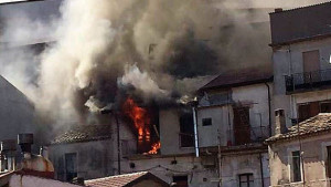 Incendio in una abitazione nel centro storico di Mesoraca
