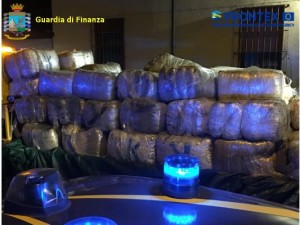Scene da film nel Mar Ionio- inseguito gommone carico di droga fino in Grecia, 7 arresti6