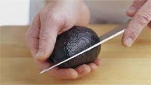 Boom di ferite da coltello in cucina, giù le mani dagli avocado!