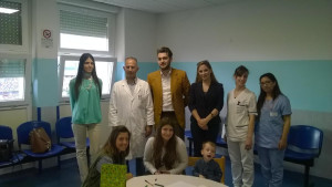 La Confraternita Mariana e i soci Consolidal in visita al reparto pediatrico dell'Ospedale di Crotone