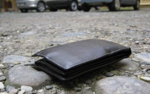 Turista perde portafogli nel centro storico di Cirò, ritrovato da due signore e restituito coi soldi