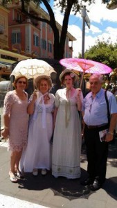 Delegazione di Crotone a Genzano con ragazze vestite con abiti d’epoca