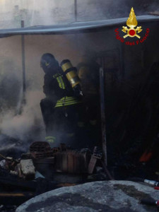 Incendio in un magazzino a Catanzaro, rapido intervento dei Vigili del Fuoco1