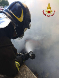 Incendio in un magazzino a Catanzaro, rapido intervento dei Vigili del Fuoco2
