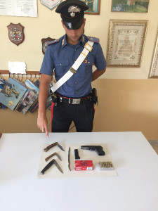 Arrestato dai Carabinieri sessantenne di Cirò Marina, possedeva una pistola e quattro coltelli1