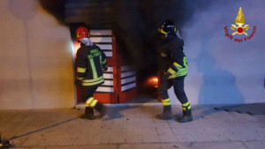 Esplosione nel centro di Crotone, in fiamme un centro scommesse (6)