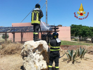 Incendio all'impianto solare termico della scuola media de Le Castella (6)