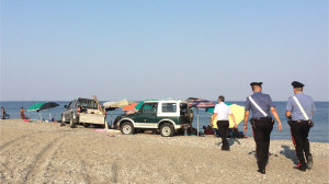 Baracche e Fuoristrada in spiaggia a Cirò Marina, multe e sgombero dei Carabinieri, Vigili e Capitaneria (2)