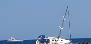 Barca a Vela incagliata alla foce del fiume Neto, soccorsa dalla Guardia Costiera