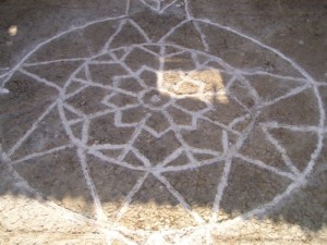 Il disegno nell'atrio del Castello di Cirò simile a quello in campidoglio ideato da michelangelo (2)