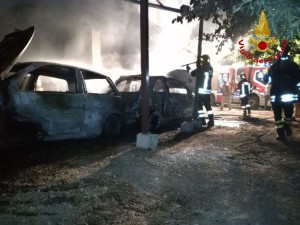 Incendio a Mesoraca, in fiamme due autovetture e un furgone (4)